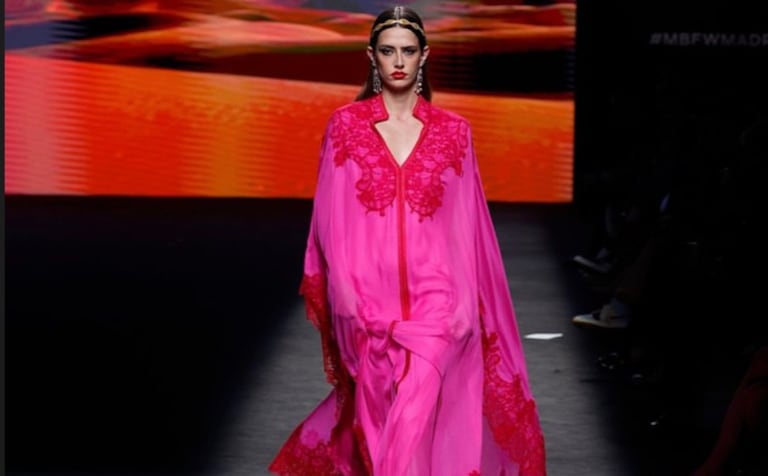 Un caftan couleur Fushia, signé Albert Oiknine, et présenté lors de son défilé, le 18 février 2023, à la Mercedes-Benz Fashion Week de Madrid.