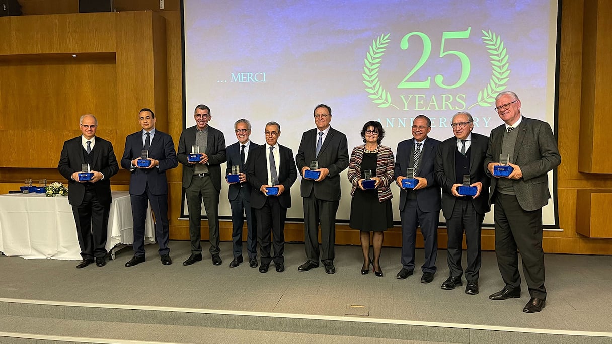 La présidente de la Fondation Académia, Asma Lebbar, en compagnie des ex-présidents, lors de la célébration du 25e anniversaire de ladite fondation, mardi 17 janvier 2023. 
