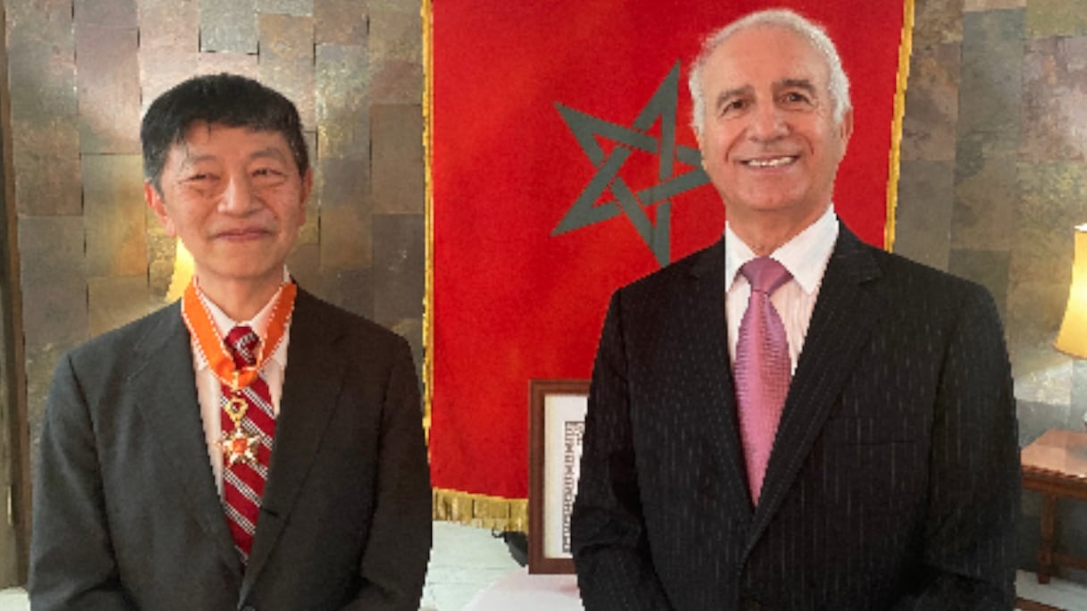 L’ex-ambassadeur du Japon au Maroc, Takashi Shinozuka et Rachad Bouhlal, ambassadeur du Maroc au Japon, au cours de la cérémonie de remise du Wissam Alaouite de l’ordre de Commandeur, décerné par le Roi Mohammed VI, le 27 mai 2022, à Tokyo. 
