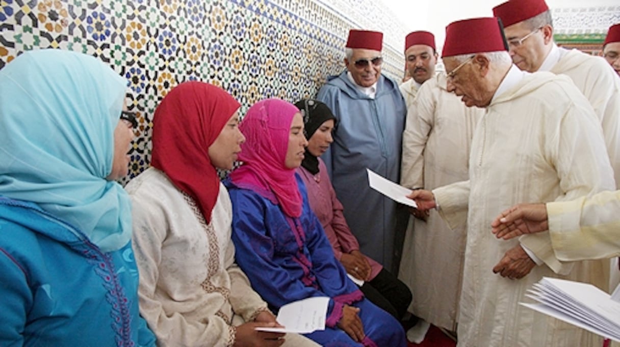 L'ancien chambellan du roi Mohammed VI remettant un don royal à Fès.
