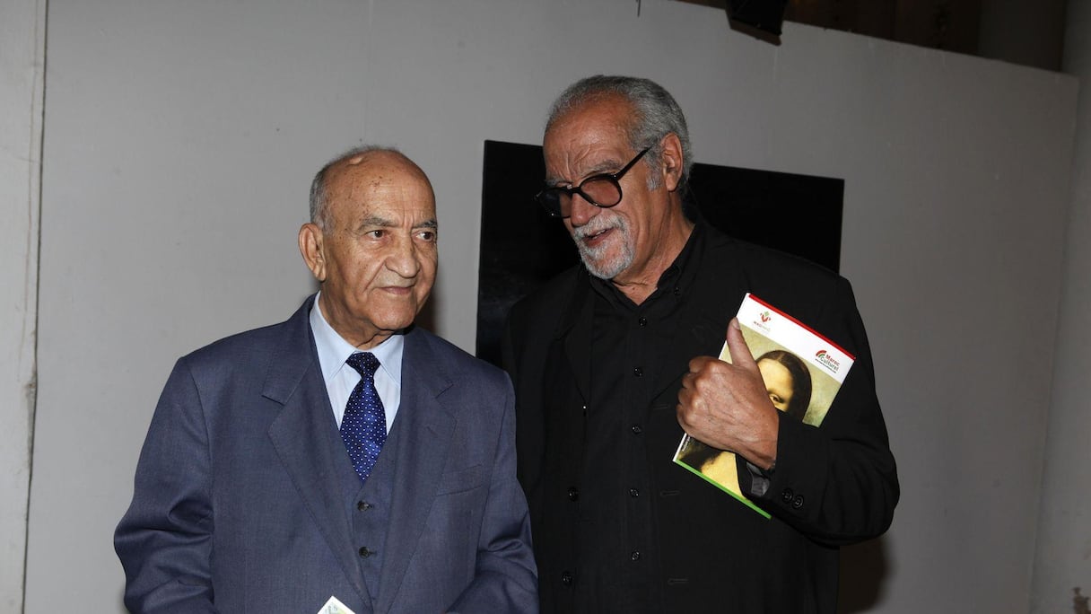 Abderrahmane El Youssoufi semble prêter une oreille attentive au directeur de l'Ecole des Beaux arts de Casablanca, Abderrahmane Rahoul.
