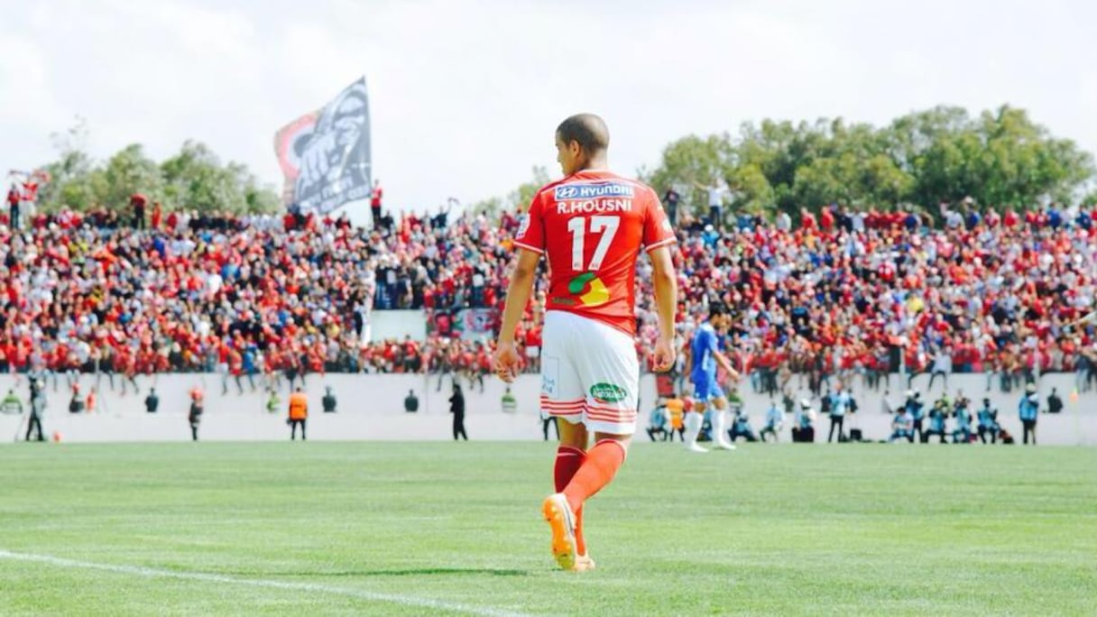 Rachid Housni soutient Zouhair Laaroubi après son erreur face au KAC.
