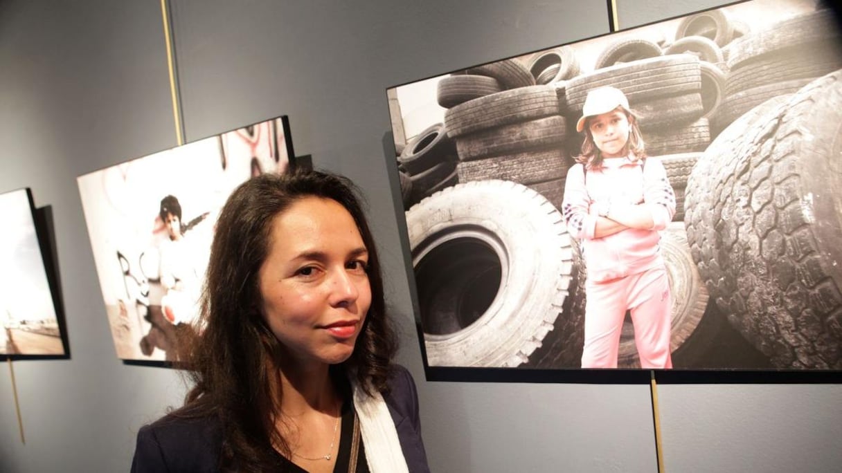 Leila Ghandi, artiste photographe, devant ses œuvres.
