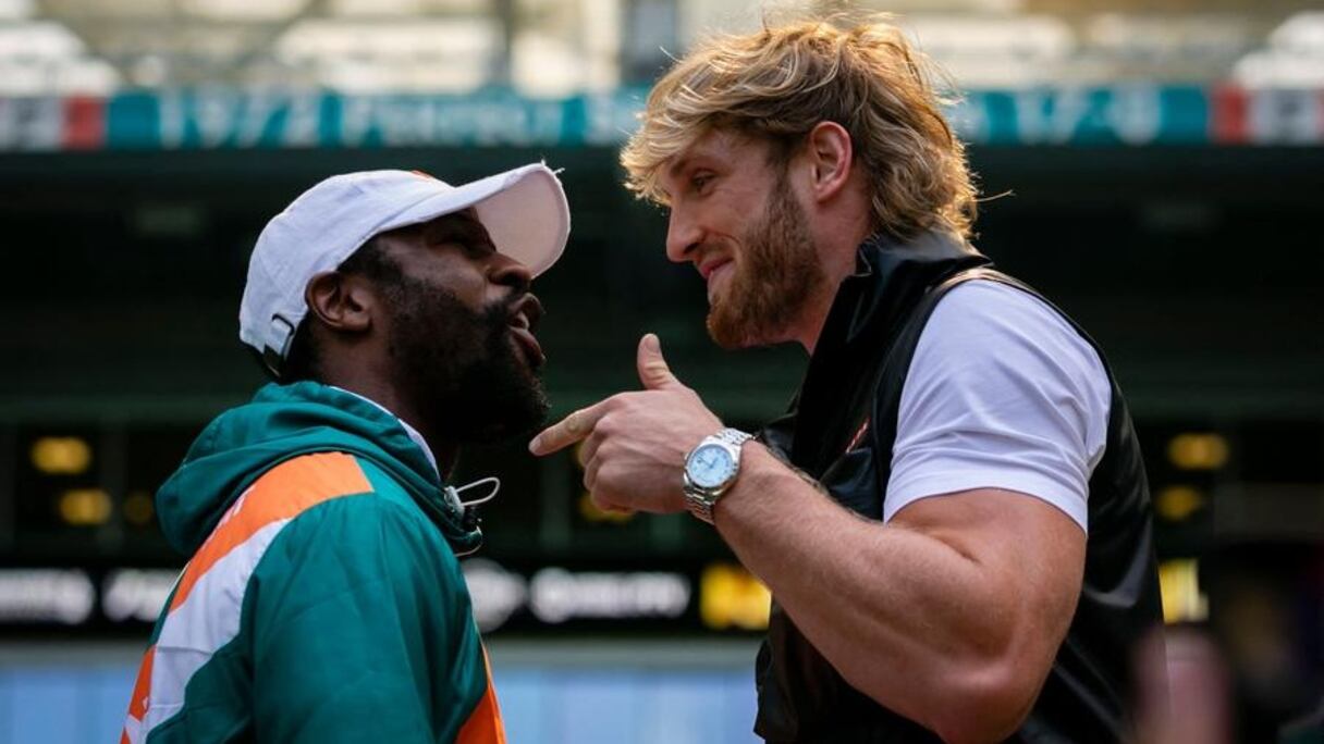 Floyd Mayweather et Logan Paul avant la bagarre. 

