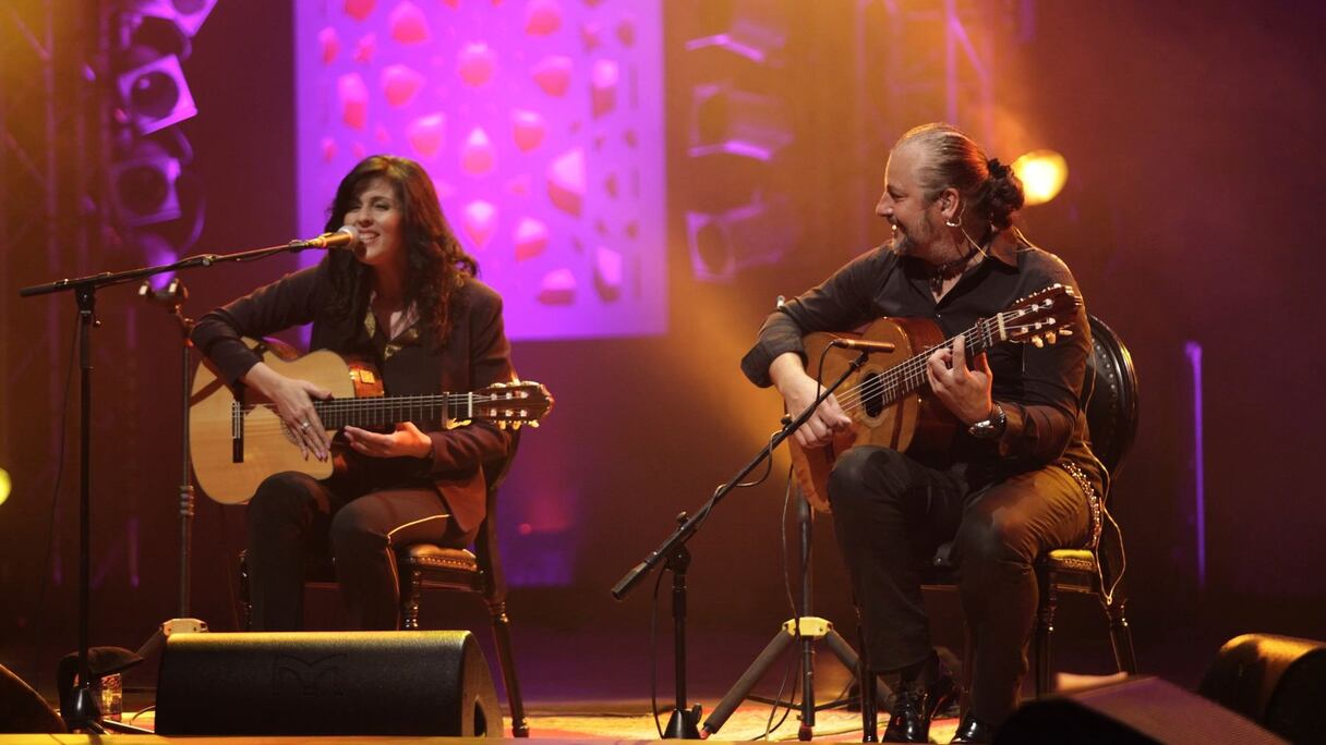 Entre la bouleversante chanteuse algérienne et l'envoûtant guitariste gitan, une belle complicité!  
