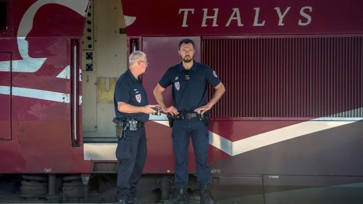 Des policiers près d'un train Thalys dans la gare d'Arras, le 22 août 2015.
