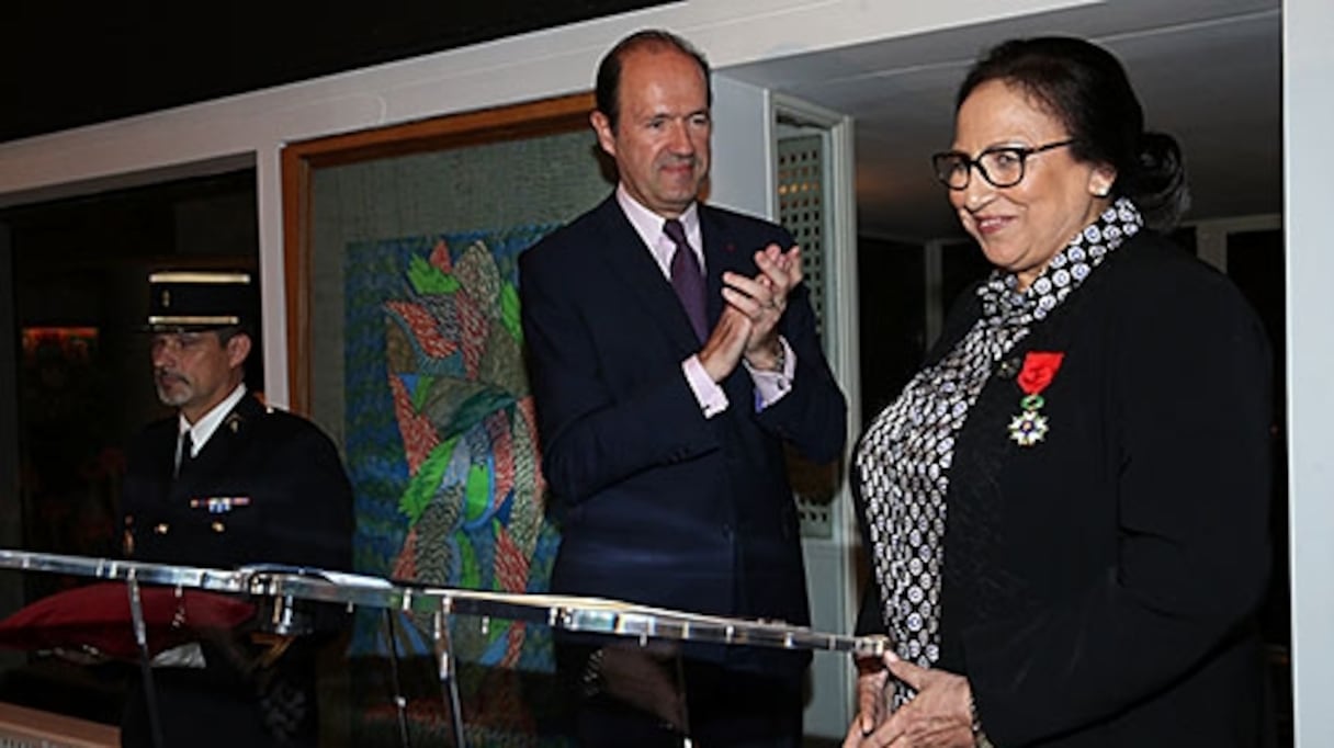 Bahija Simou, directrice des Archives Royales, lors de sa décoration des insignes d'officier de la Légion d’honneur de la République française par l’ambassadeur de la France à Rabat, Jean-François Girault.
