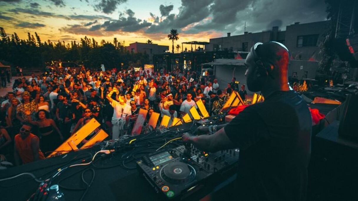 Virgil Abloh, Directeur artistique de Louis Vuitton Hommes, en train de mixer à l'Oasis Festival
