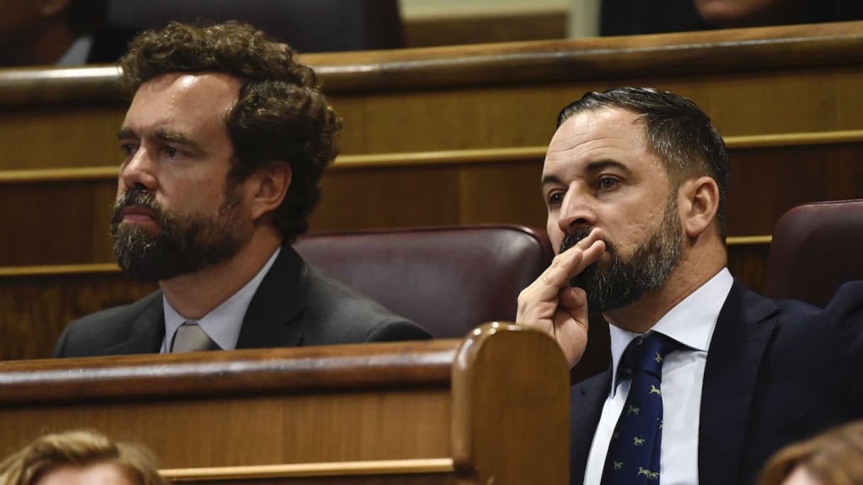 Les députés du parti d'extrême droite espagnol VOX Ivan Espinosa de los Monteros et Santiago Abascal au Congrès des députés espagnol
 
