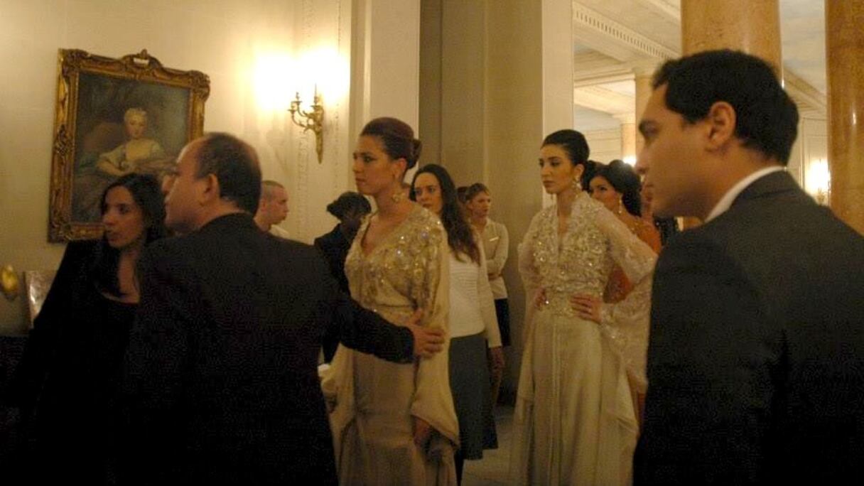 Des tenues aux formes ajustées, aux matières soyeuses et transparentes, le tout orné de pierreries et de broderies.
