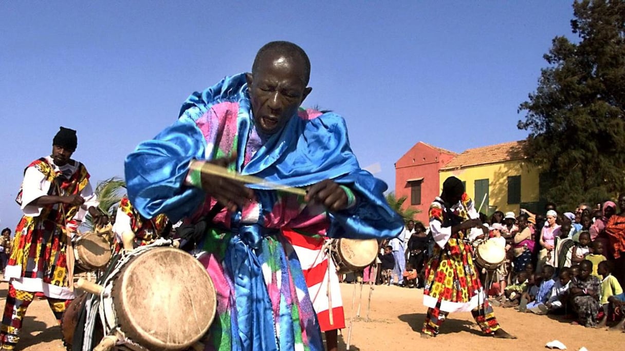 Le percussionniste Doudou Ndiaye Rose, lors du festival Dakar-Gorée Jazz de 2004
