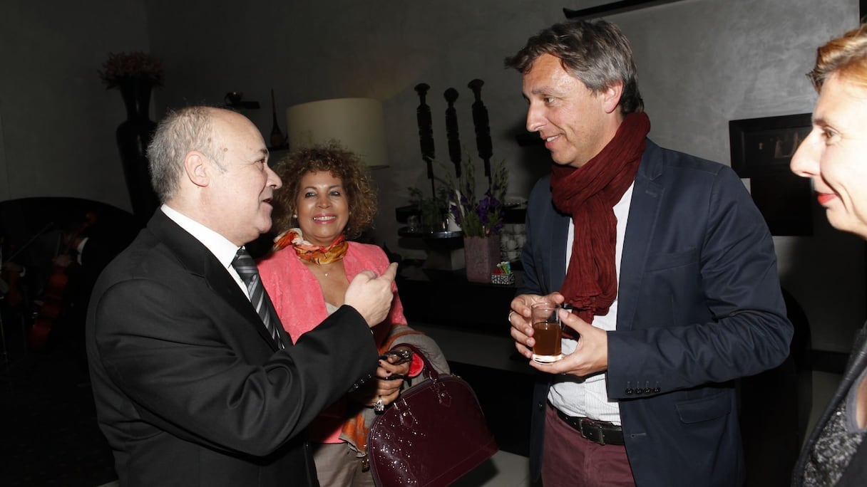 Le journaliste Omar Salim et Alban Corbier Labasse, directeur de l'institut francais de Casablanca, partagent le même intérêt pour la littérature marocaine.
