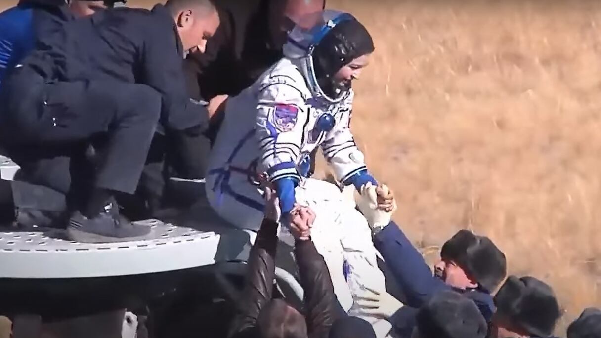 Membre d'équipage et actrice, Yulia Peresild est aidée à débarquer après l'atterrissage de la capsule spatiale russe Soyouz MS-18, dans la région de Karaganda, au Kazakhstan, le 17 octobre 2021.
