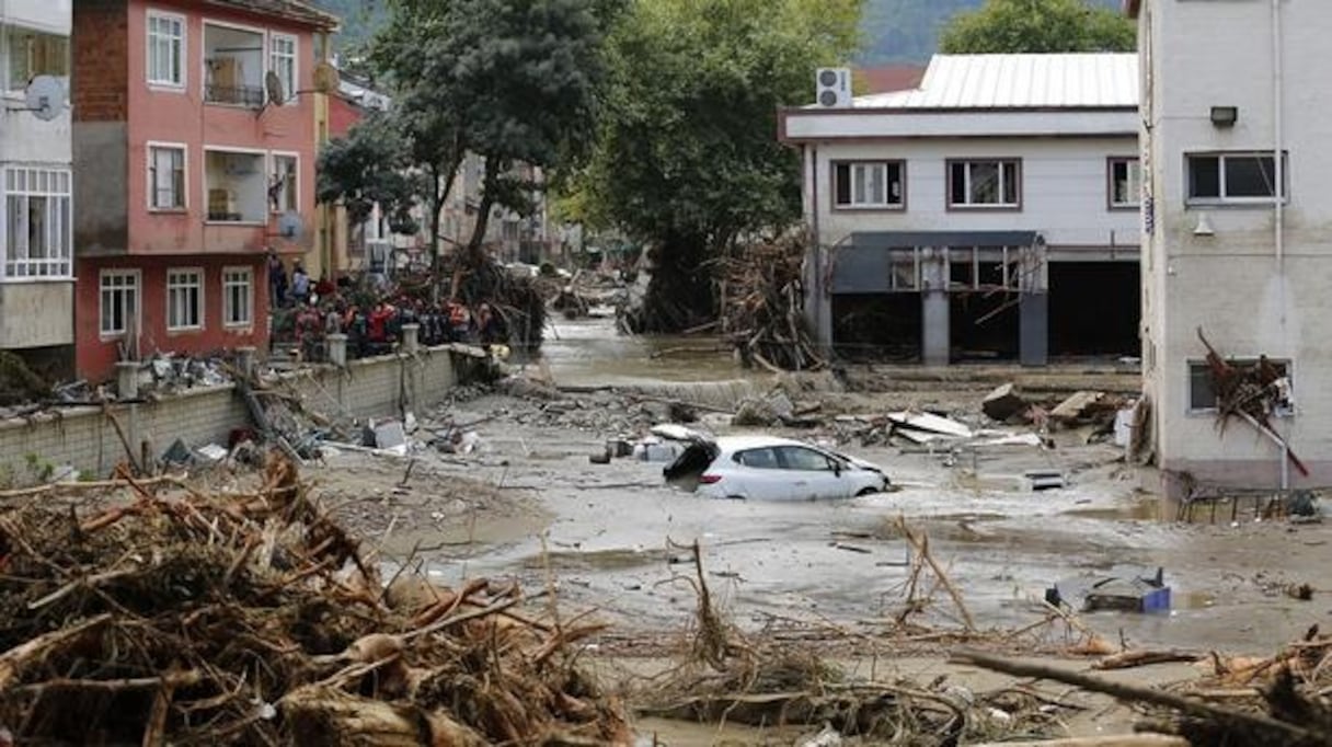 Photo diffusée le 12 août 2021 par le groupe turc d'aide humanitaire IHH des inondations à Kastamonu, en Turquie
