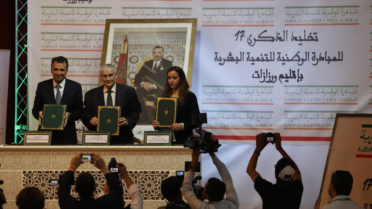 Le gouverneur de la province de Ouarzazate, Abderrazak El Mansouri (au milieu), le directeur général de Managem, Youssef El Hajjam (à gauche), et la directrice générale déléguée de Injaz Al-Maghrib, Yasmina Laasri (à droite), lors de la signature d'un accord de partenariat.
