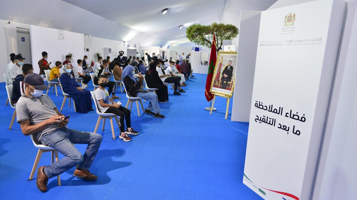 Des personnes attendent de recevoir une injection d'un vaccin anti-Covid-19, dans un centre de vaccination à Salé, le 6 octobre 2021.
