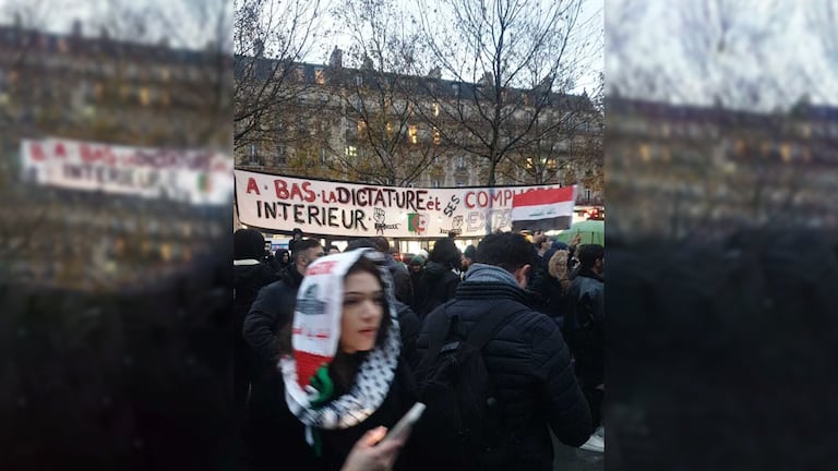 Manifestation de Syriens à Paris le 8 décembre 2024.