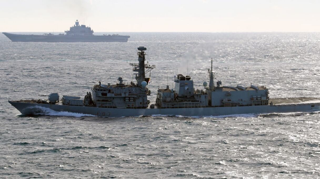 La Royal Navy escorte une frégate russe en mer du Nord.
