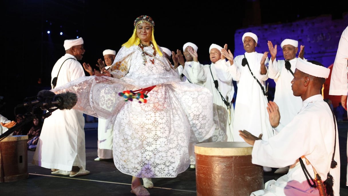 La tenue majestueuse de la danseuse ornée de bijoux anciens qui s’entremêle au rythme des danseurs offre un spectacle sublime et vivant.
