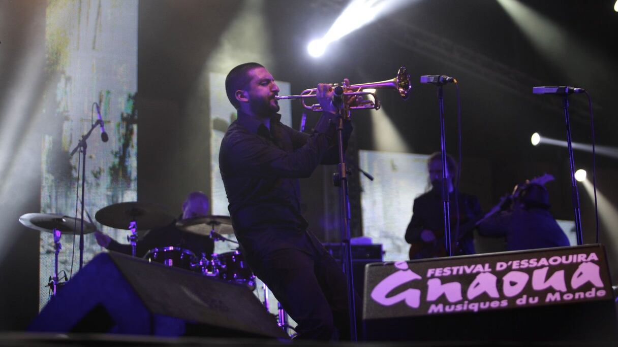 Un fabuleux musicien, un incroyable conteur qui retraverse et transcende les mémoires au rythme de son souffle.
