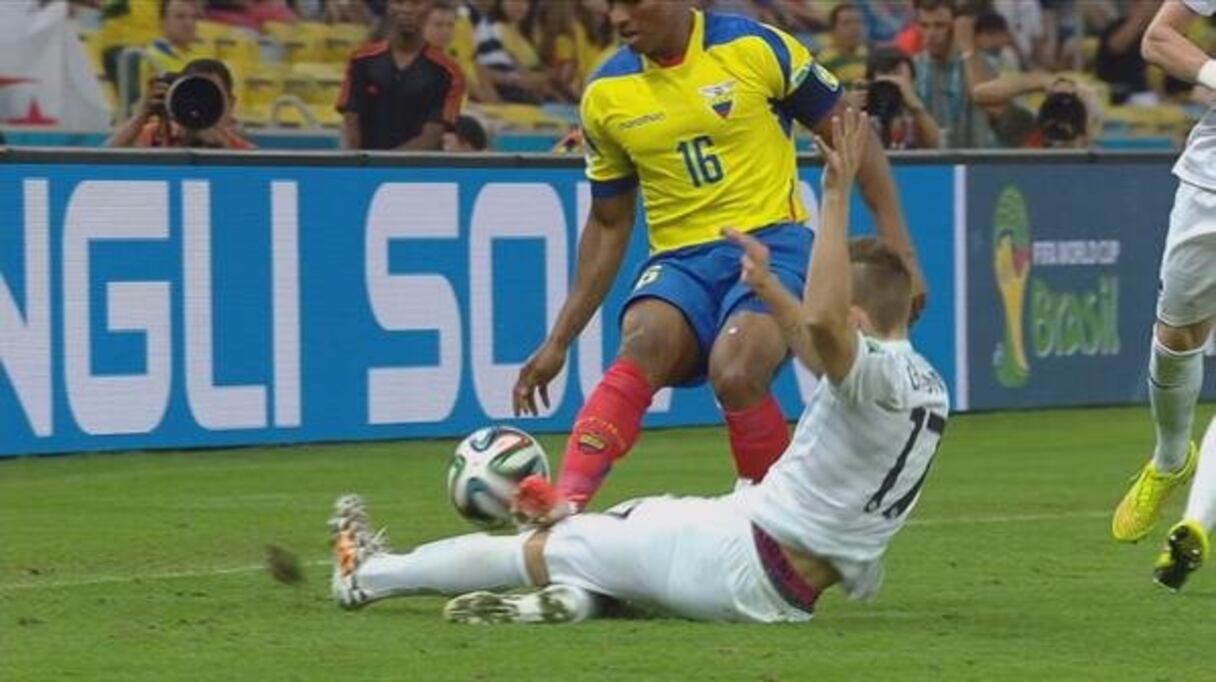 La France sort en tête du groupe E devant la Suisse. 
