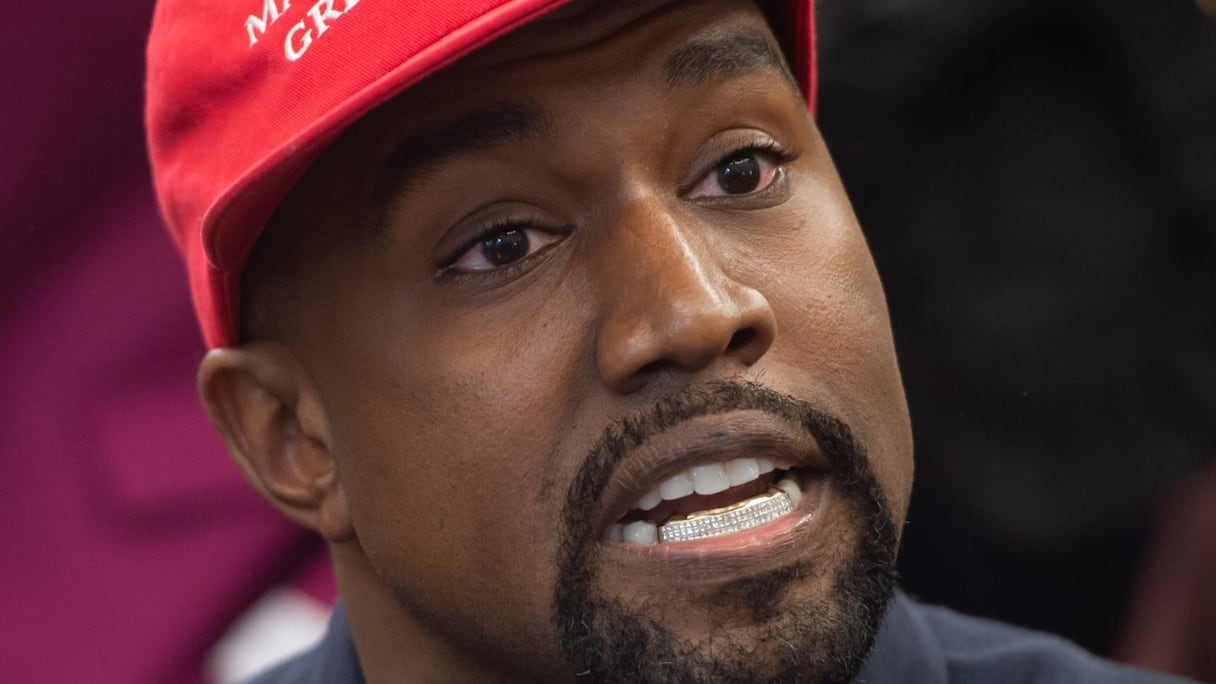 Kanye West, ici à une rencontre avec Donald Trump à la Maison Blanche, à Washington, en 2018. Le rappeur américain a déclaré le 1er décembre 2022 son «amour» des nazis et son admiration pour Adolf Hitler, à l'indignation générale.
