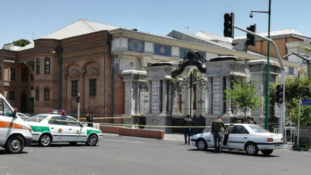 Des policiers devant le Parlement iranien après un attentat suicide, le 7 juin 2017 à Téhéran.
