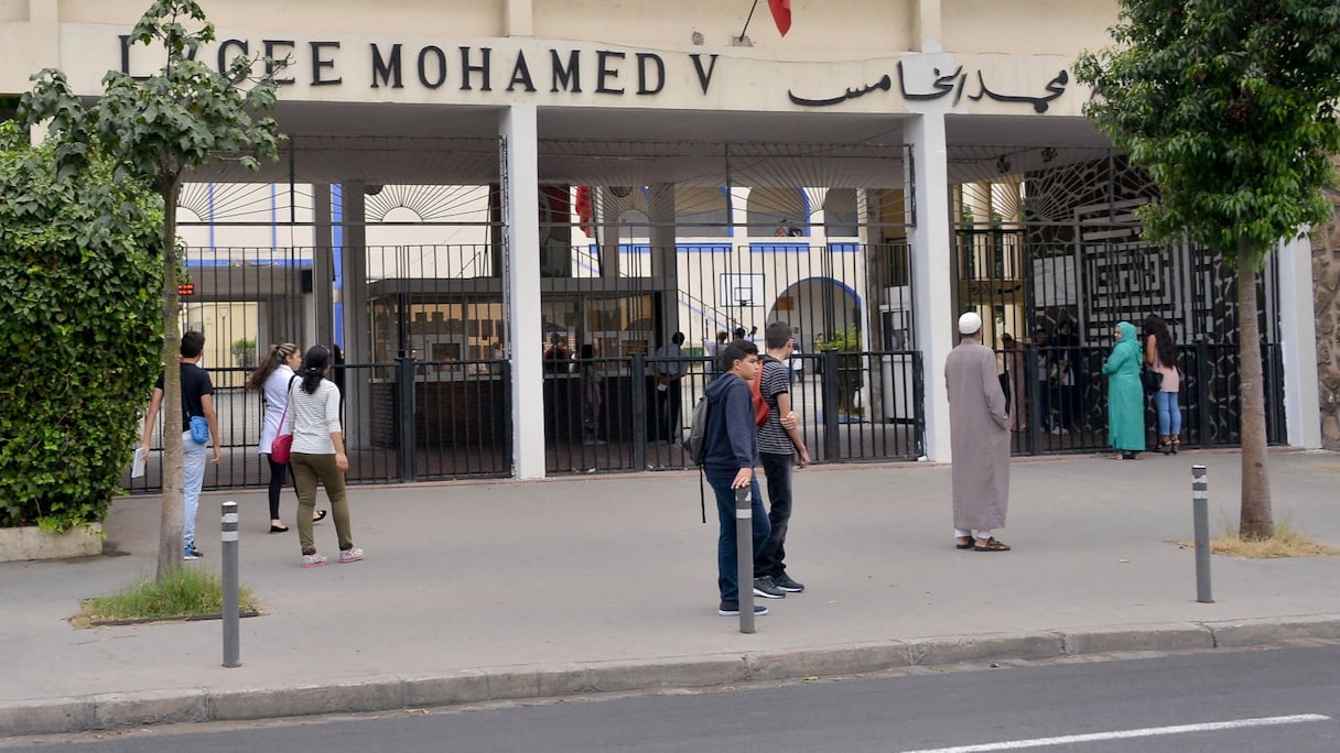 L'entrée d'un établissement scolaire.
