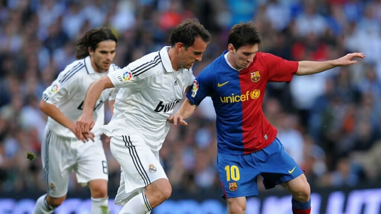 L'ex-joueur du Real Madrid Christoph Metzelder, à la lutte avec Lionel Messi.
