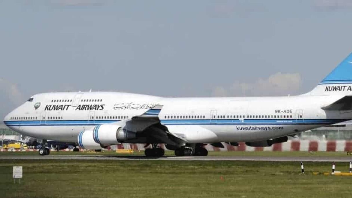 Un appareil de la compagnie nationale koweïtienne s'apprête à décoller depuis la piste d'envol d'un aéroport. 
