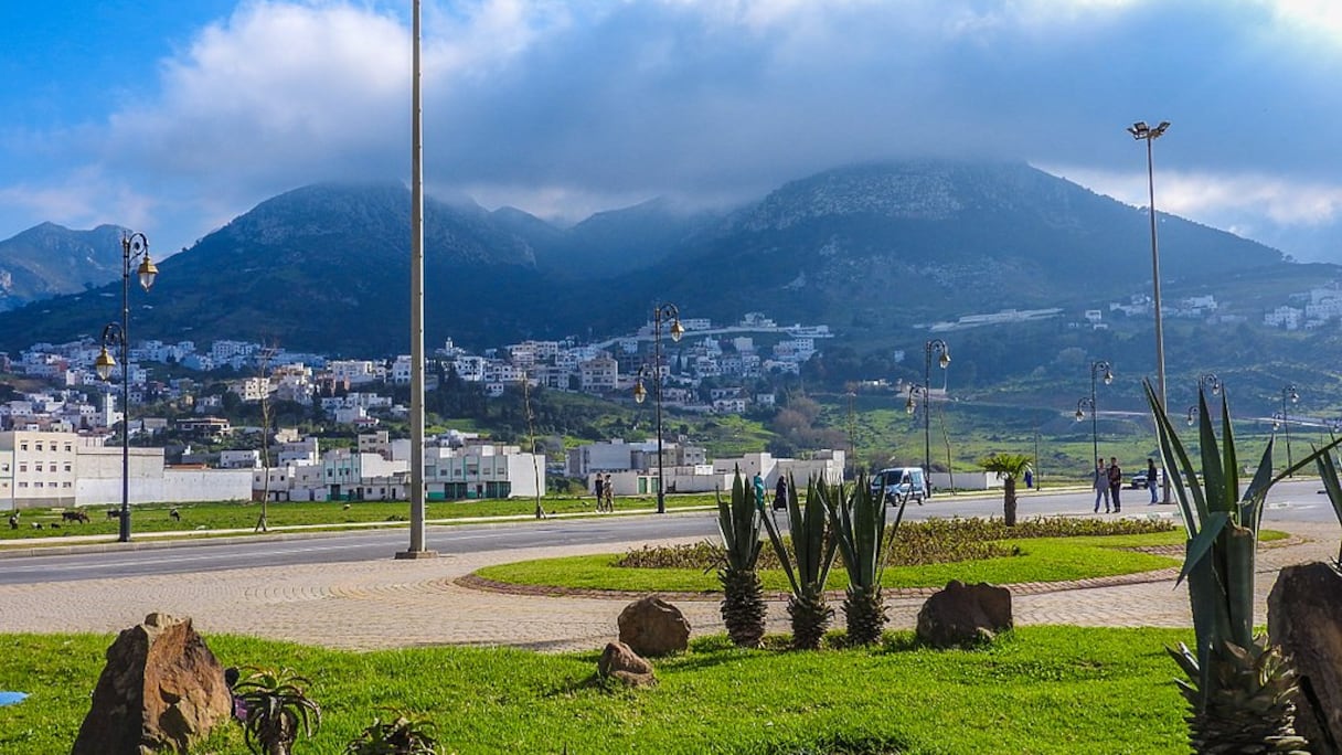 Tétouan (pays Jbala). Nichée dans une vallée, la «cluse de Tétouan», creusée au nord et au sud des montagnes du Rif par l'oued Mhannech, la cité est considérée comme «la plus andalouse du Maroc», de par son histoire et sa situation géographique.
