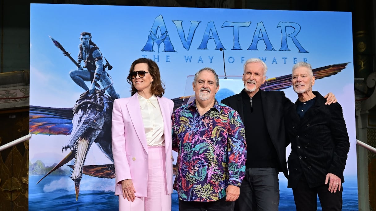 L'actrice américaine Sigourney Weaver, le producteur américain Jon Landau, le réalisateur/producteur canadien James Cameron et l'acteur américain Stephen Long (de g. à d.) au théâtre chinois TCL à Hollywood, Californie, le 12 janvier 2023.
