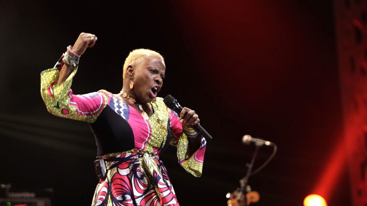 La gande chanteuse béninoise Angelique Kidjo s'est emparée avec ce dynamisme singulier, fulgurant, qui est le sien de la scène du Bouregreg. Jouissant aujourd'hui d'une renommée internationale, Angelique Kidjo a reçu, en 2007, le Grammy Award du meilleur album de musique du monde.
