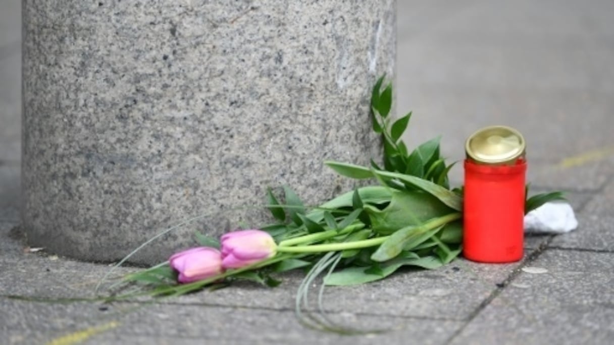 Des fleurs et une bougie déposées à l'endroit où l'homme a foncé sur les passants. 
