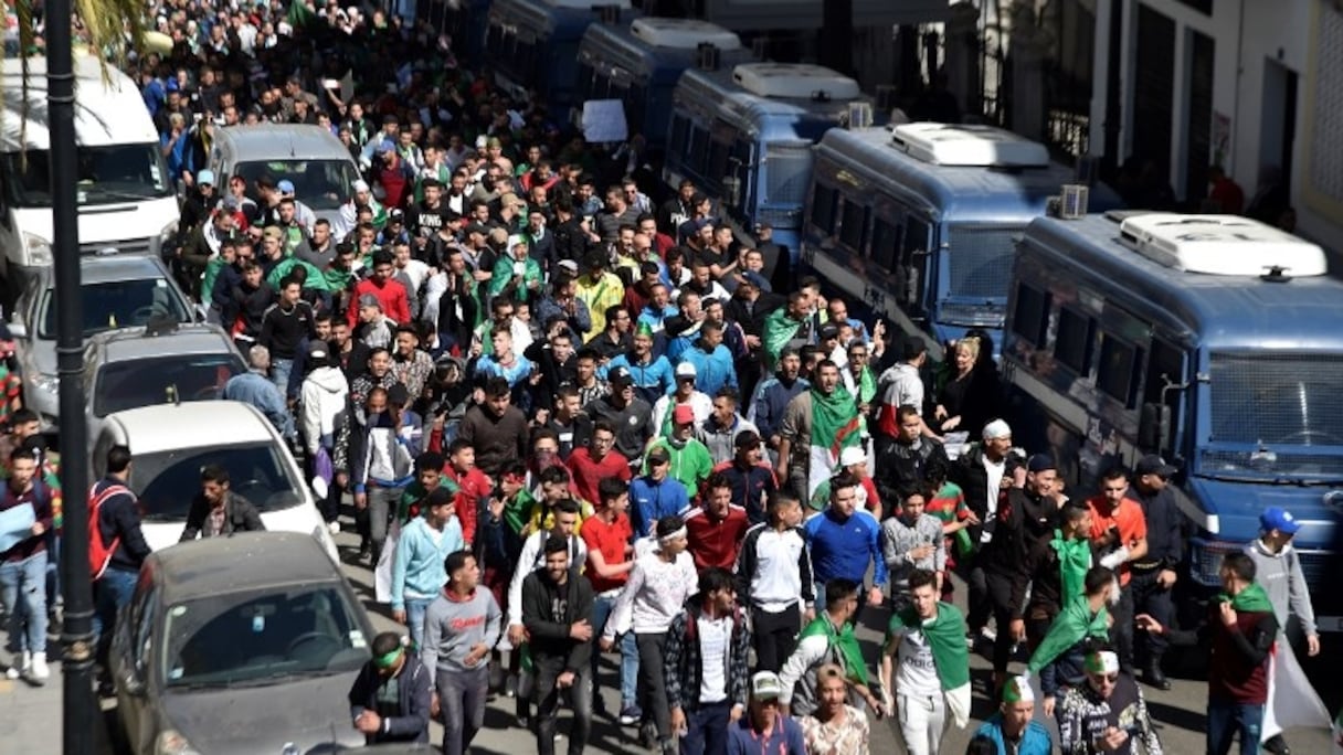 Algérie: une foule immense défile dans le centre d'Alger.
