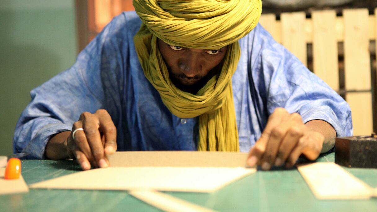 Un documentaire fabrique une boîte pour conserver les ouvrages de l'Université Ahmed Baba. 
