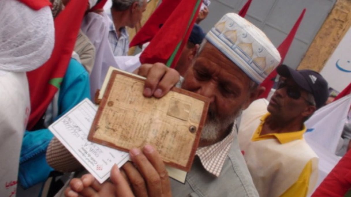 Un homme, parmi les près de 45.000 Marocaines et Marocains qui avaient brutalement été expulsés d'Algérie à partir de la matinée du 8 décembre 1975, montre des papiers qui attestent de son vécu dans ce pays. 
