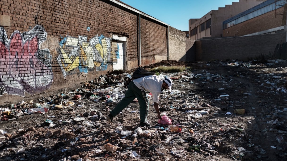 Un homme trie des ordures à Johannesburg, en Afrique du Sud. Les grandes villes africaines sont souillées par d'immenses décharges à ciel ouvert où les déchets plastiques se comptent par milliers de tonnes.
