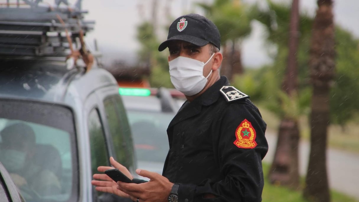 Un élément de la DGSN veillant au respect de l'état d'urgence sanitaire au Maroc.
