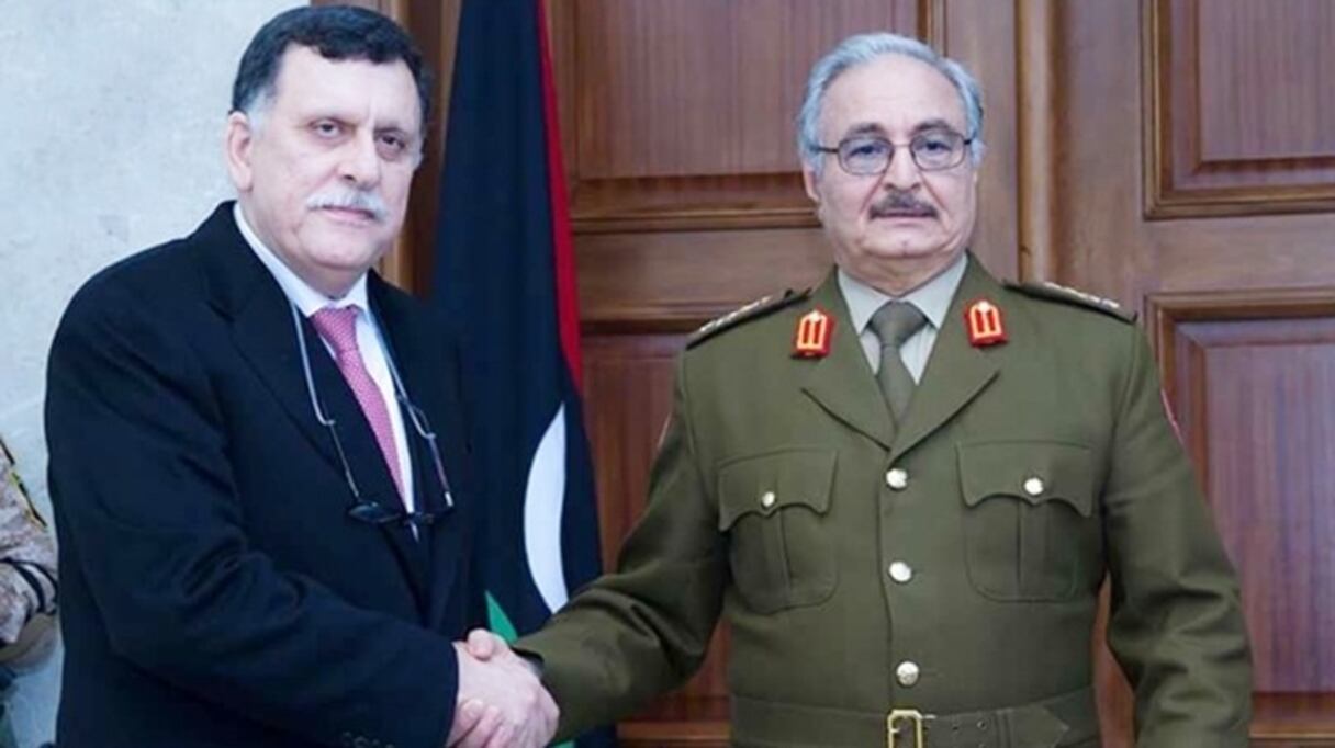 Le chef du gouvernement d’union nationale, Fayez Al-Sarraj, et son rival, le maréchal Khalifa Haftar, homme fort de l’est du pays.
