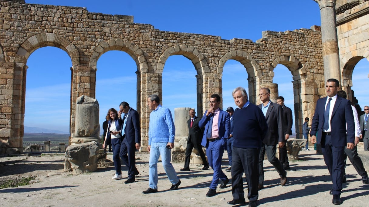 Le Secrétaire général de l'ONU, Antonio Guterres, lors de sa visite du site archéologique de Volubilis.
