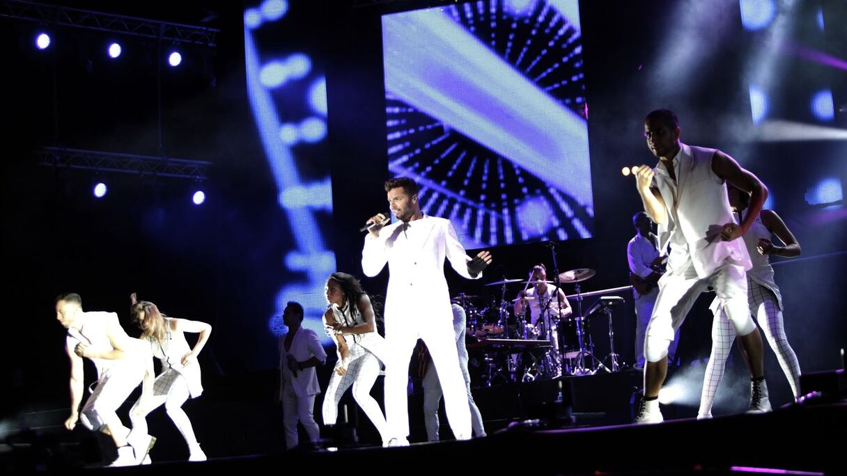 Tout de blanc vêtu, Ricky Martin a fait son entrée sur scène sous les acclamations du public. Rabat est en fête.
