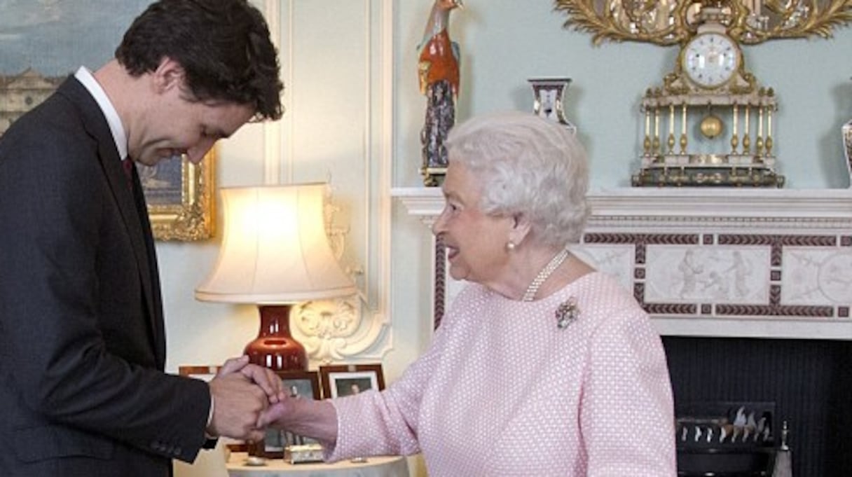 Justin Trudeau et Elizabeth II.
