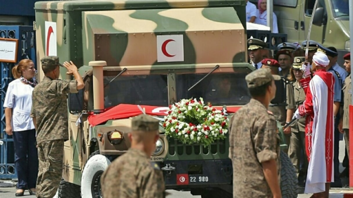 L'ambulance transportant le corps du président tunisien Béji Caïd Essebsi quitte l'hôpital militaire de Tunis le 26 juillet 2019.
