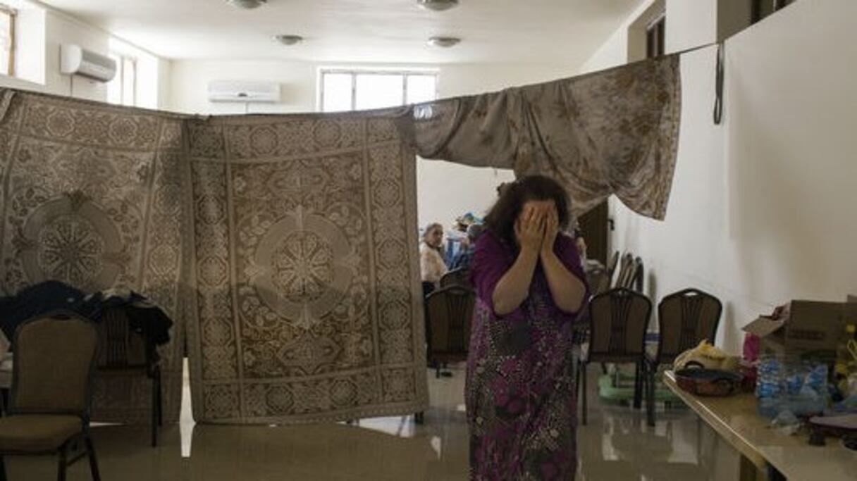 La solidarité de la population irakienne n'aura malheureusement pas pu empêcher les djihadistes de jeter les chrétiens, chasser de chez eux, sur les voies de la terreur et de l'exil. Ici, des familles qui ont fui Mossoul se sont réfugiées dans une église d'Erbil. 
