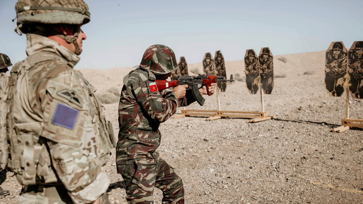 Lors de l'exercise Jebel Sahara unissant troupes marocaines et britanniques.
