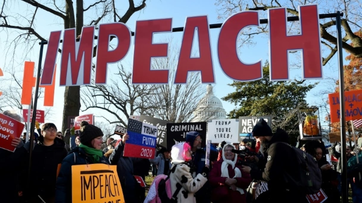 Rassemblement en faveur de la procédure de destitution du président américain Donald Trump devant le Capitole avant un vote historique de mise en accusation du milliardaire républicain.
