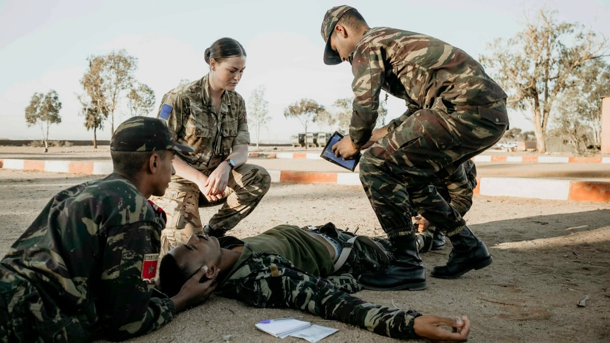 Lors de l'exercice Jbel Sahara unissant troupes marocaines et britanniques.
