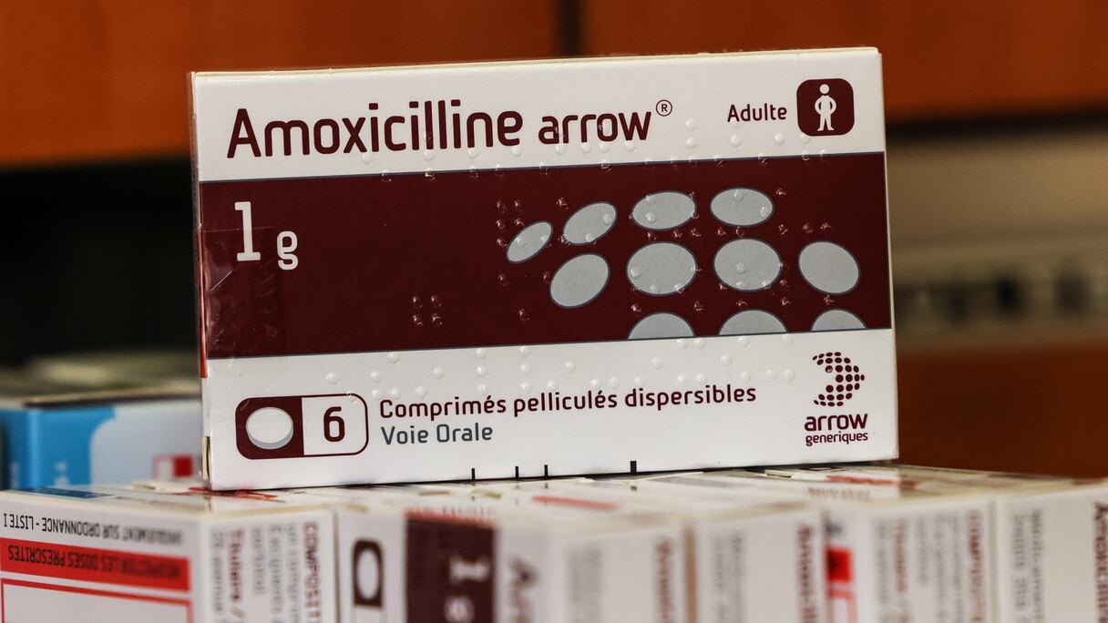 Une plaquette de comprimés d'Amoxicilline de 1 g.
