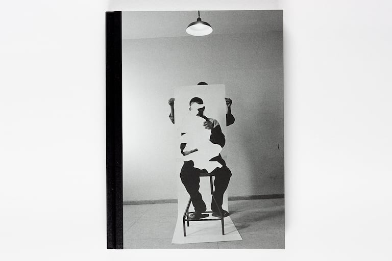 "La Salle classe", de Hicham Benohoud, publié par Loose Joints Studio, mars 2025. 170 x 230 mm, 144 pages, 76 planches monochromes.